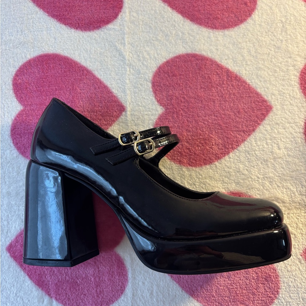 Guess Mary Jane Heels. Size 8.5 Lightly Worn. One light scuff pictured